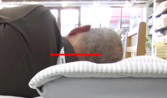 枕のオーダーメイドを大阪　睡眠改善研究室ですると　老人２